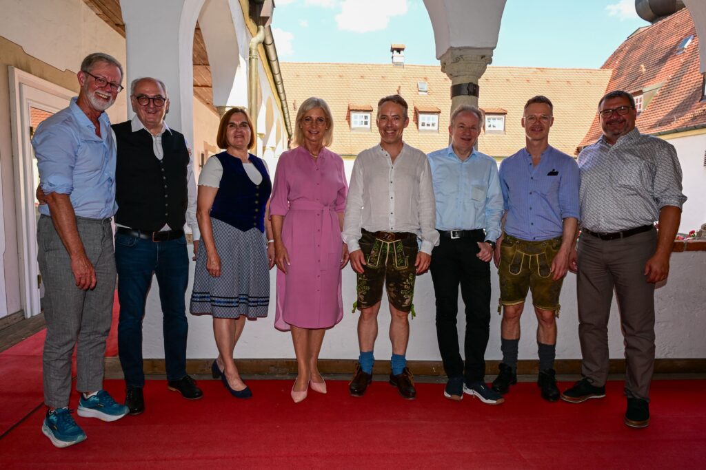 Bild von links Dr. Christof Glatzel, GF Werner Nuoffer mit Frau, Staatsministerin Ulrike Scharf, Florian Lauerbach, Herbert Bergmeier, Maximilian Lauerbach, Florian Barth 2. BM